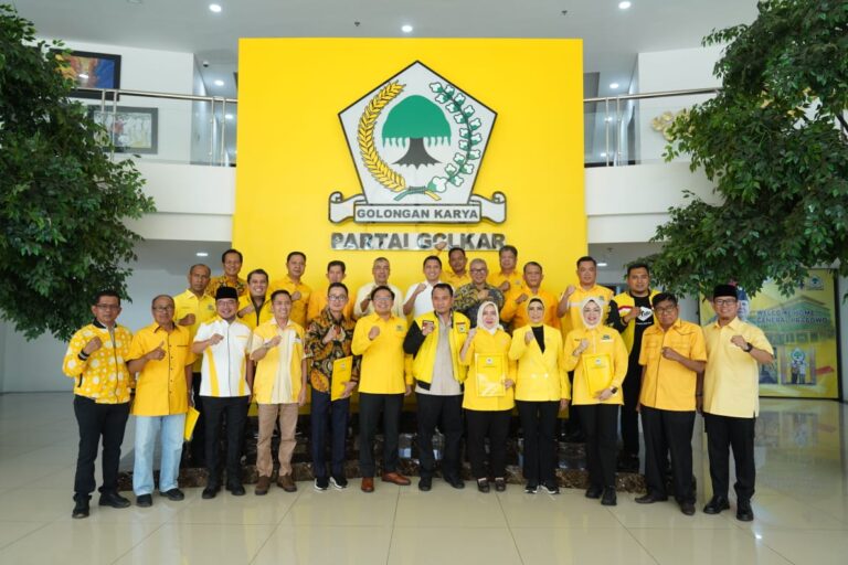 Penyerahan Persetujuan Model B DPP Golkar Untuk Pasangan ASTA