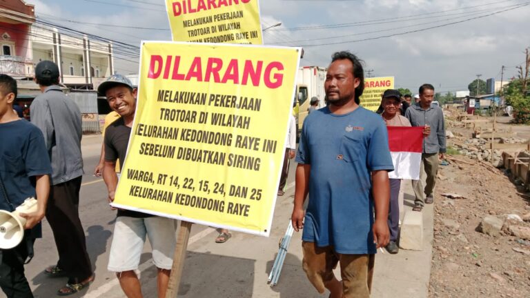 Tuntut Buatkan Siring, Warga Kelurahan Kedondong Raye Turun Kejalan