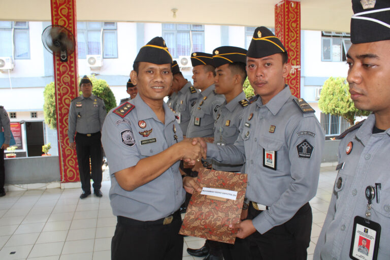 Lapas Banyuasin gelar apel pagi dan Penyematan Tanda Kenaikan Pangkat Kepada Tujuh Pegawai